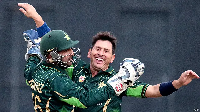 یاسر شاہ نے عمدہ بولنگ کرتے ہوئے تین وکٹیں حاصل کیں ہیں