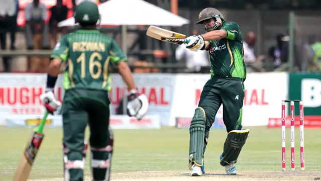 پاکستان کی اننگز کی خاص بات عماد وسیم اور محمد رضوان کی عمدہ بیٹنگ تھی جنھوں نے بلترتیب 61 اور 75 رنز بنائے۔