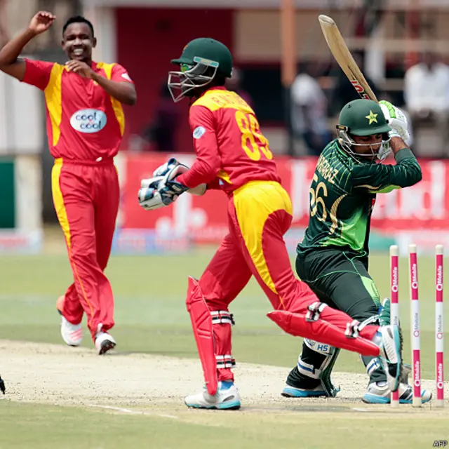 شعیب ملک اور سرفراز احمد کی 65 رنز کی شراکت سے پاکستانی ٹیم نے کچھ سکون کا سانس لیا