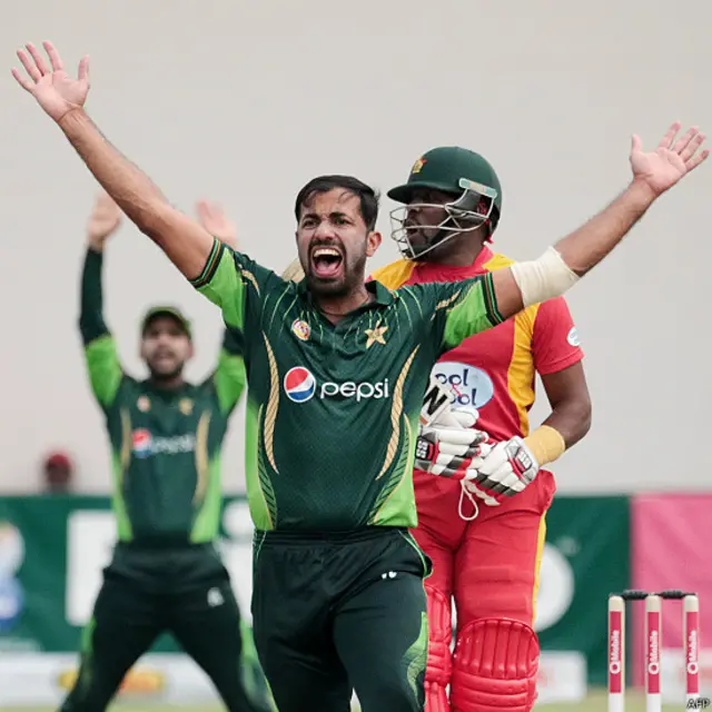 پاکستان کے 259 رنز کے جواب میں زمبابوے کی ساری ٹیم 37 اوورز میں 128 رنز بنا کر آؤٹ ہو گئی۔ یاسر شاہ کے علاوہ شعیب ملک نے تین اور عماد وسیم نے ایک وکٹ حاصل کی جبکہ وہاب ریاض وکٹ حاصل نہیں کر سکے۔