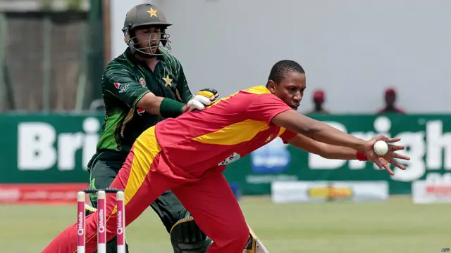 محمد رضوان اور عماد وسیم کی بیٹنگ کی سب سے اہم بات یہ تھی کہ انہوں نے سنگلز لینے کا کوئی بھی موقع ضائع نہیں ہونے دیا اور سکور بورڈ کو متحرک رکھا۔