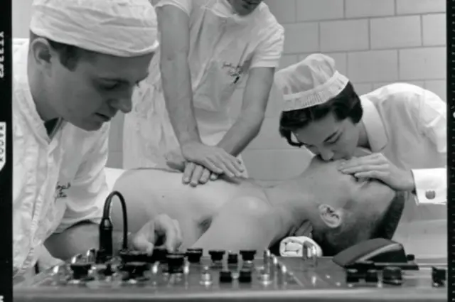 Guy Knickerbocker y sus colegas práctican reanimación cardiopulmonar a un paciente