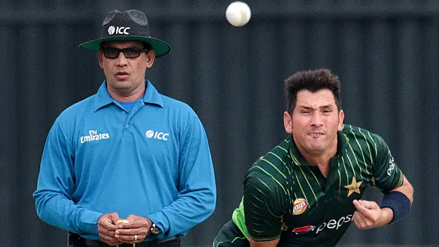 یاسرشاہ نے اپنے پہلے اور تیسرے اوور میں وکٹ حاصل کر کے میزبان ٹیم کی مشکلات بڑھائیں 