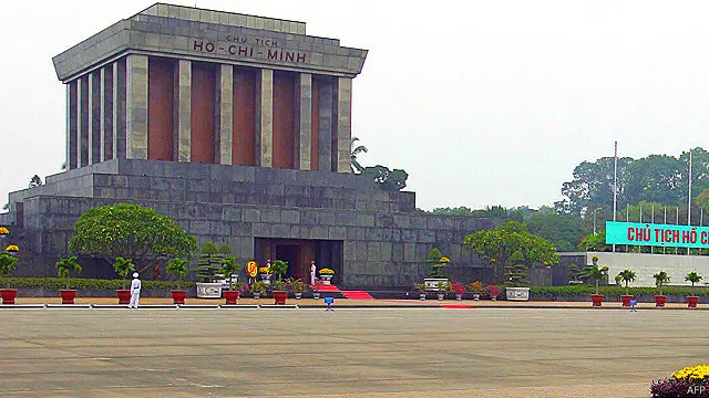 Một tòa nhà cao tầng ở gần khu vực Lăng cố Chủ tịch Hồ Chí Minh của Việt Nam đang gặp rắc rối về xây dựng.