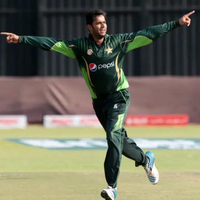 عماد وسیم نے عمدہ آل روانڈ کارکردگی کا مظاہرہ کیا اور عمدہ بیٹنگ کرنےعلاوہ پاکستان کی جانب سے پہلی وکٹ حاصل کی۔