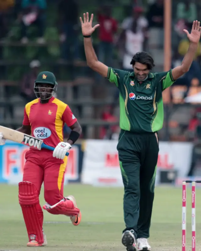 طویل القامت فاسٹ بولر محمد عرفان نے ابتدائی چار اوروں میں صرف سات رنز دیے۔