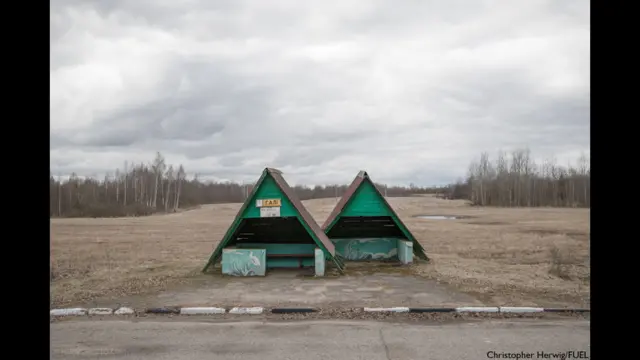 क्रिस्टोफ़र हर्विग की इन तस्वीरों को एक पुस्तक की शक्ल दी गई है. इसका नाम है, 'सोवियत बस स्टॉप्स'.