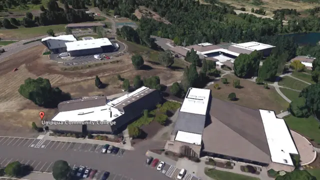 تین ہزار کے قریبی طلبا کے اس تعلیمی ادارے میں حملہ کرنے والے شخص کو گرفتار کر لیا گیا ہے