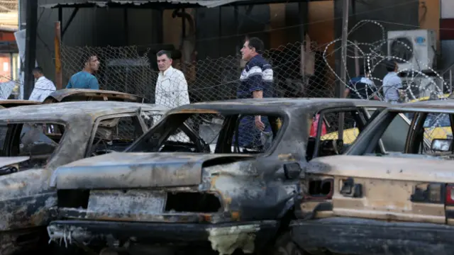 Local onde bomba explodiu no Iraque (Foto: Hadi Mizban/AP)