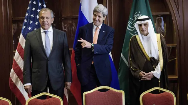 O ministro saudita Adel al Jubeir (à dir., ao lado do secretário de Estado dos EUA, John Kerry) criticou ataques russos a rebeldes sírios