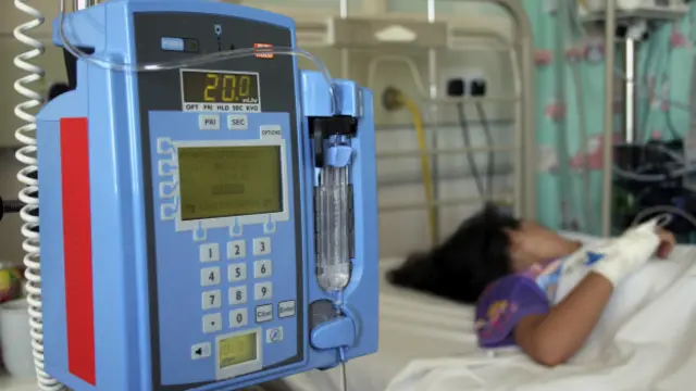 Paciente conectada a una máquina