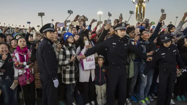 天安门广场上的警察筑起人链划定游客区域