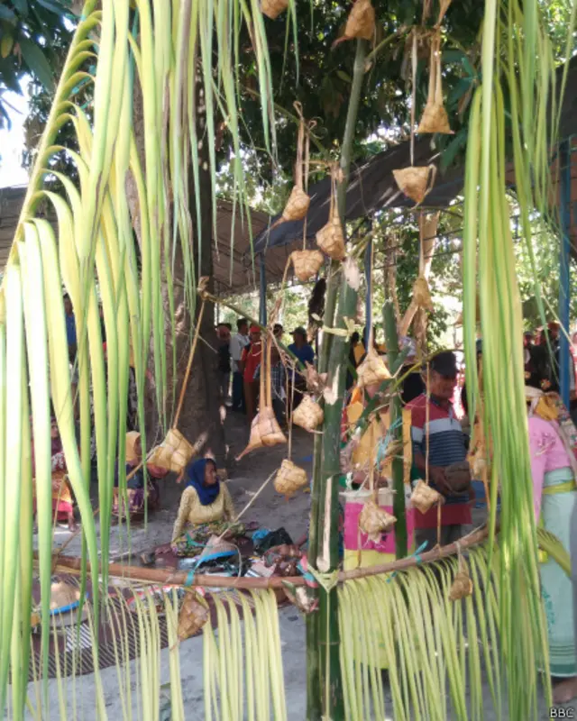 Pohon Vunja yang digelantungi ketupat.