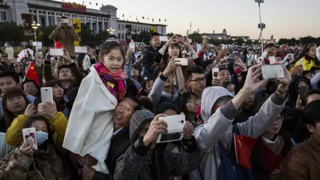 在天安门参观国庆升旗仪式的游客