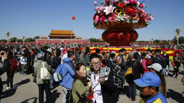 游客在天安门广场留影