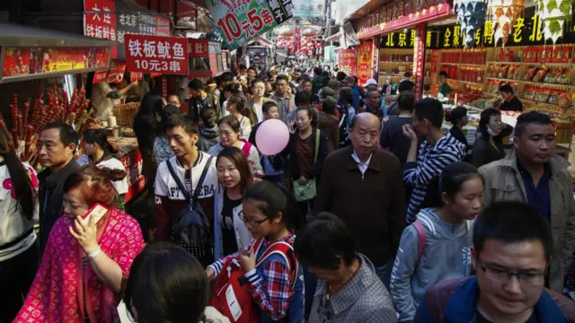 国庆日在王府井食街上的游客