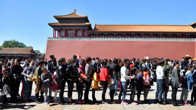 “十一”当天在北京故宫排队参观的民众。北京是十一假期中国境内排名前三名的旅游热点。