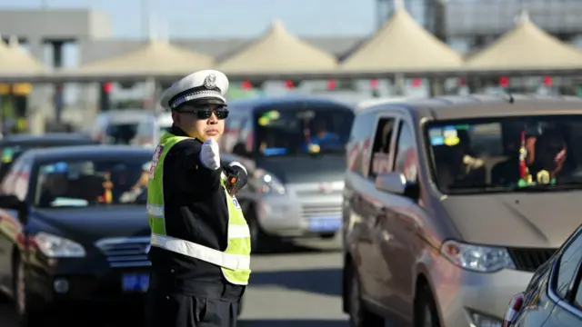 交通警察在京沪高速上指挥车流