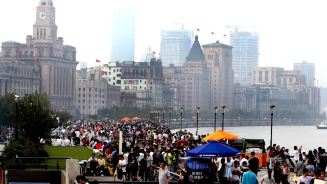 中国国庆日游客在上海外滩游览
