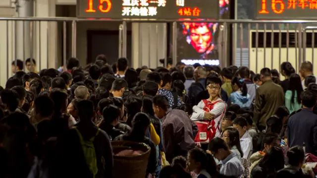 国庆日重庆火车站候车的乘客