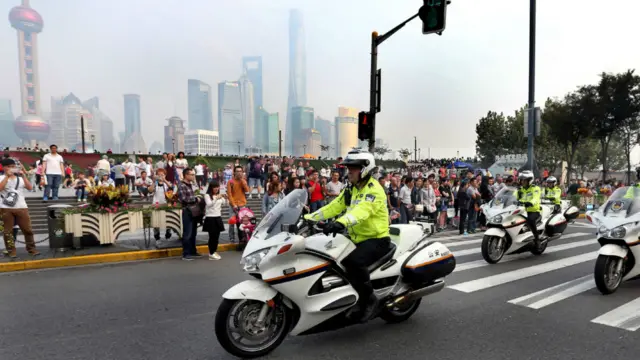 上海首支交警摩托车专业队在国庆日上岗值勤