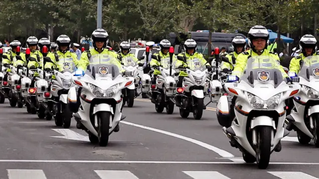 上海首支交警摩托车专业队在国庆日上岗值勤