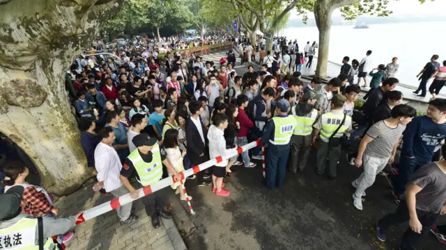 国庆日杭州西湖的游客须排队等候进场