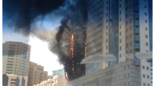 Puing-puing membara berjatuhan dari gedung yang dihuni 200 keluarga itu