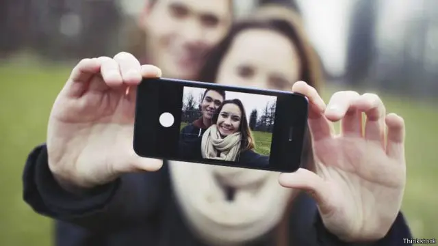 تقریباً نصف نوجوان اس بات کو تسلیم کیا کہ وہ اپنے ساتھی سے ملاقات کے دوران اُس کے بجائے اپنے فون پر توجہ مرکوز رکھتے ہیں