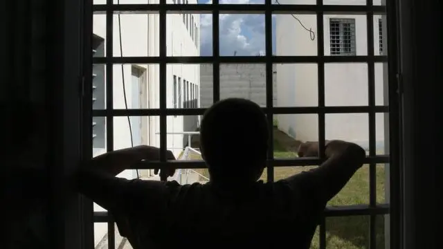 為什麼要幫牙買加蓋了新監獄才能開始遣返犯人？因為牙買加現有的監獄不符合英國的「犯人待遇」標凖。