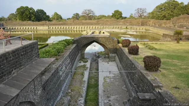 इस 120 मीटर बड़े महल का नाम ही इसलिए पड़ा क्योंकि ये दो मानव निर्मित झीलों के बीच बनाया गया था. महल इनके बीच पानी में तैरते जहाज़ की तरह दिखता है. झील में भरे पानी का इस्तेमाल महीनों होता था. यह महल में ठंडक भी पहुंचाता था. 