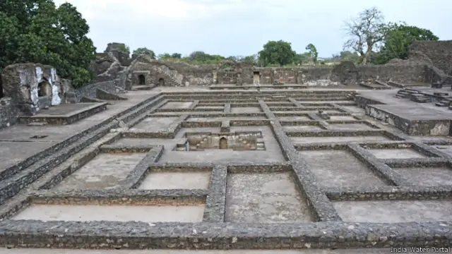 महल में नहाने का सार्वजनिक स्थल बनाया गया था, जिसके लिए नियमित तौर पर पानी इकठ्ठा किया जाता था. 