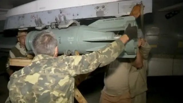 Российские военные на авиабаазе