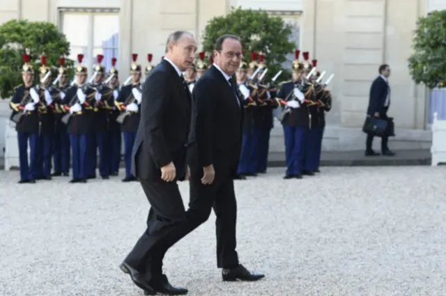 法国总统奥朗德10月2日在爱丽舍宫迎接前去参加乌克兰和平进程峰会的俄国总统普京。