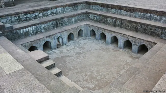 जहाज़ महल से सटे हुए शाही महल में हज़ारों लीटर पानी जमा किया जाता था.