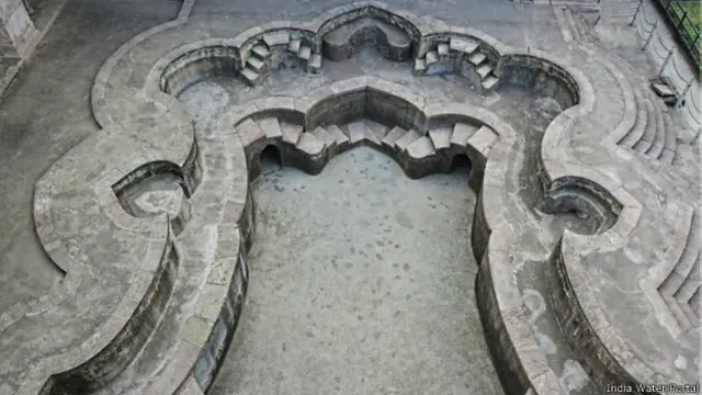 महल के अंदर पानी जमा करने का शाही टैंक.