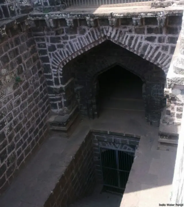 मराठा शासकों ने एक तीन-मंज़िला 'अँधा कुआँ' बना रखा था ताकि दुश्मन पानी में ज़हर न मिला सकें. पास के पहाड़ों के झरनों से इस कुएं में ख़ुफ़िया तरीके से पानी पहुंचाने का रास्ता था.