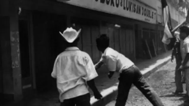 စာအုပ်ဆိုင်အပါအဝင် ကွန်မြူနစ်နဲ့ ဆက်နွှယ်တဲ့ စီးပွားရေးလုပ်ငန်းတွေ တိုက်ခိုက်ခံရ။