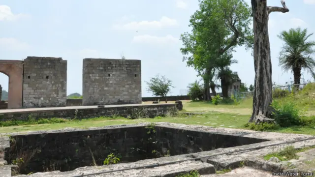 किले के बाहरी हिस्से में पीने के पानी को जमा करने वाला यह विशालकाय टैंक सभी की ज़रूरतें पूरी करता था.
