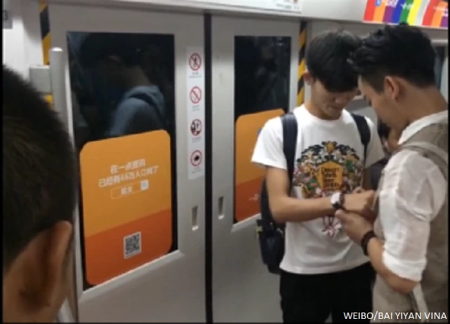 मेट्रो के सहयात्रियों ने इस क्षण को कैमरे में क़ैद कर लिया.