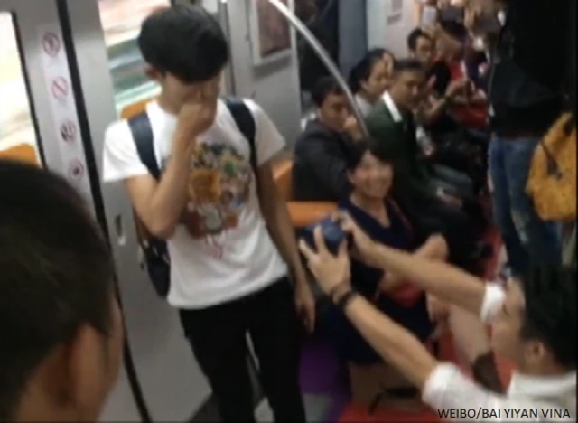 बीजिंग मेट्रो में एक पुरुष ने दिया पुरुष मित्र को शादी का प्रस्ताव