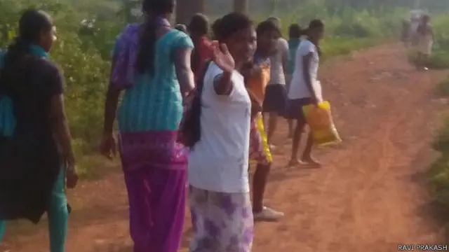 झारखंड स्कूल से जाती छात्राएं