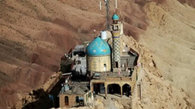 این کوه از سه هزار سال پیش به حضرت خضر علیه السّلام منسوب بوده است. می گویند بر قلّۀ این کوه غاری است که حضرت خضر پیامبر در آن عبادت و نیایش می کرده است (با تشکّر از سایت آسمونی – پورتال جامع پارسی – asemooni.com). 