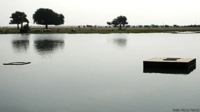 तालाब के बीच में भी बेरियां होती हैं. तालाब के सूख जाने पर भी इन बेरियों में तीन साल तक मीठा पानी मिलता रहता है.