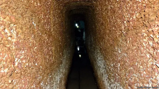 केरल के कासरगोड ज़िले के किसान आज भी पीने के पानी के लिए प्राचीन सुरंगों पर ही निर्भर हैं. सख्त मिटटी वाली ज़मीन में खोदी गई इन सुरंगों से मीठा पानी मिलता है.