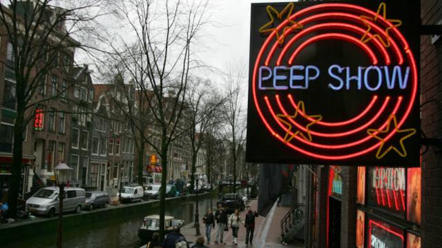 Власти Амстердама борются с организованной преступностью, связанной с проституцией 
