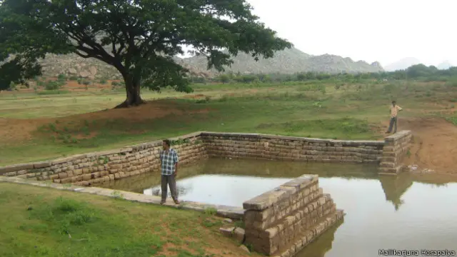 तालपारिज एक पानी के टैंक का वो बिंदु होता है, जहाँ से बालू वाली मिट्टी का पानी रिस कर ऊपर आता है. इस पानी का स्रोत बारिश होती है, जो पत्थरों के बीच में जमा होता है.