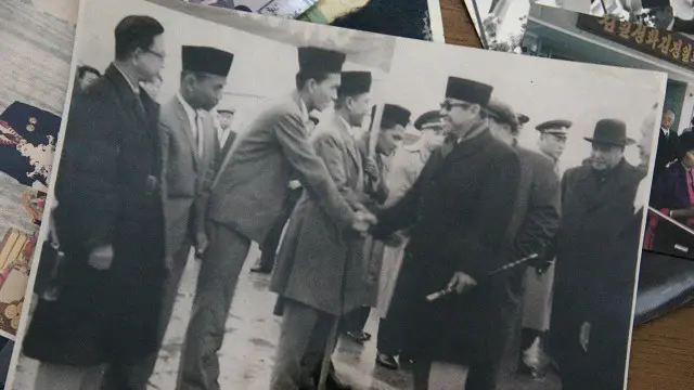 Gatot saat menyambut kedatangan Bung Karno. 