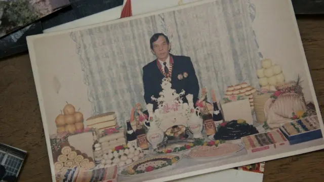 "Fasilitas orang asing berbeda. Gaji saya dibandingkan gaji menteri mereka, tinggi gaji saya. Fasilitas lebih enak di sana, walau sudah pensiun," kata Gatot. Inilah berbagai hadiah dari Korea Utara saat Gatot merayakan ulang tahun ke 60. 