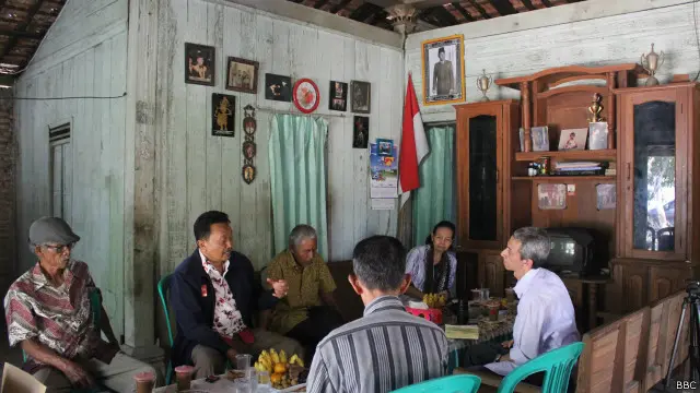 Handoyo serta sebagian eks tapol 1965 saat diwawancarai BBC Indonesia di Desa Bulumulyo, Kabupaten Pati.